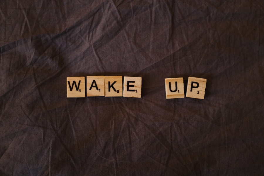 scritta inglese wake up